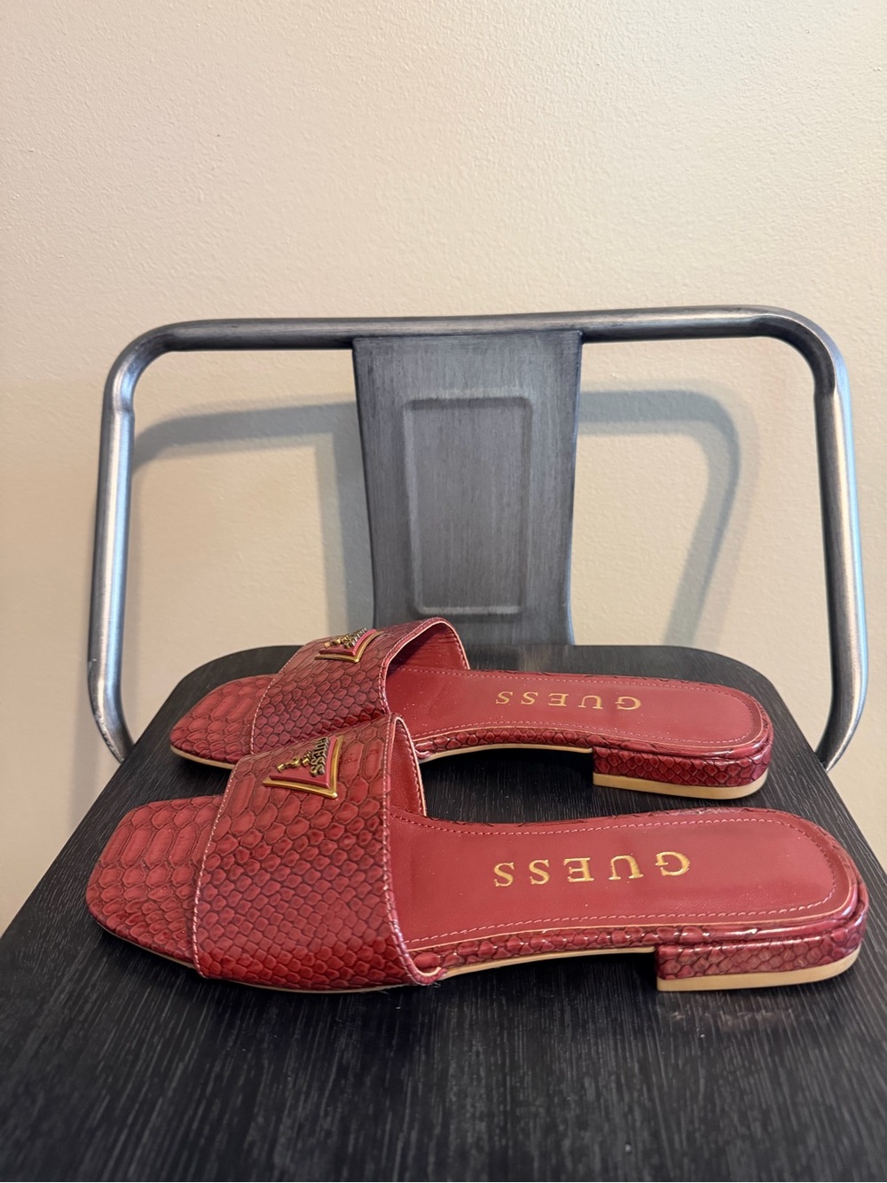 Guess Burgundy Red Croc Embossed Logo Slide Sandals Size 8 - Picture 11 of 11